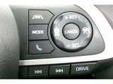 ステアリングスイッチ付き。前方から目を離すことなく、オーディオの選局や運転支援系の操作ができます。