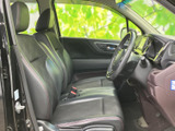広々とした室内空間で、ゆったりとリラックスした時間を過ごせます。運転席からの視界も広く、運転操作もスムーズに行えます。
