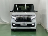 LEDヘッドライトを装備しています。LEDヘッドライトはとても明るく、雨の日や夜間走行も安全・安心です。オートライトコントロール付きで周囲の明るさに応じて自動で点灯・消灯します