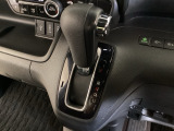 CVT車のセレクトレバーです。低速から高速まで、変速ショックのないスムーズな走りを実現するとともに、エンジン効率のよい領域を維持することで燃費にも貢献します。