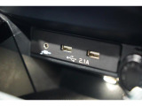 小物の収納に便利なセンタートレイには携帯等のデバイスの充電可能なUSB出力電源付です。