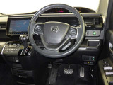 運転席まわりです。 各操作スイッチは使いやすい位置に配置されてます。