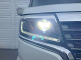 【LEDヘッドライト】悪天候や夜間走行時も良好な視界を確保し安心して運転できる高輝度LEDヘッドライトを装備!点灯速度が早く、消費電力も抑えられています。