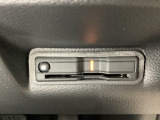 ハンドルの右下にETCがついています。高速道路の料金所の通過も楽々です!。 カードの取り出しもしやすい場所についています。