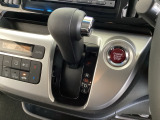 CVT車のセレクトレバーです。低速から高速まで、変速ショックのないスムーズな走りを実現するとともに、エンジン効率のよい領域を維持することで燃費にも貢献します。
