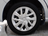 ホイールは車のデザインにマッチした専用タイプです。