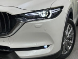 【LEDヘッドライト】悪天候や夜間走行時も良好な視界を確保し安心して運転できる高輝度LEDヘッドライトを装備!点灯速度が早く、消費電力も抑えられています。