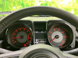 視認性の高いメーターで、運転状況をしっかり把握できます。落ち着いたデザインが、運転に集中できる空間を演出します。