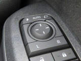 こちらのヤリスHVはオートミラー付き!うっかり閉じ忘れの無いように、鍵を閉めるとミラーも閉じ、エンジン掛ければミラーが開きます!あると便利なんです♪