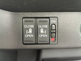 運転席の手元で両側スライドドアの開閉操作が可能です。