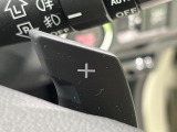 【パドルシフト】ハンドルから手を離さずに素早くシフトアップ&ダウンができるので、エンジンブレーキを使う下り坂や高速道路の合流で加速したい場面で役立ちます。