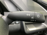操作しやすい位置に配置されたウインカーレバー。スムーズな操作で、安全な車線変更をサポートします。