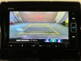 リバースギアに入れるだけで後方の表示へ切り替わります。夜間や雨の日の駐車も楽になりますよ。