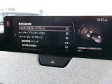 レーンキープアシストは自車が車線から逸脱することの回避を支援するシステムです。自車が車線から逸脱する可能性があると、レーンキープアシストが車線からの逸脱を回避するようにハンドル操作をアシストします。