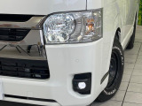 【LEDヘッドライト】悪天候や夜間走行時も良好な視界を確保し安心して運転できる高輝度LEDヘッドライトを装備!点灯速度が早く、消費電力も抑えられています。