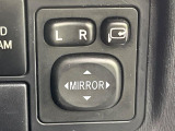 【電動格納ミラー】サイドミラーは電動格納式となっており、狭い駐車場でもキズがつくリスクを抑えられます。