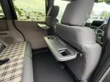 シートバックテーブルも標準装備でございます。車内での軽食などにも大変便利です。