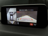上空から俯瞰した映像で周囲の状況を確認出来る360&deg;ビューモニターです。これなら狭い駐車場でも安心ですね。また、隠れたお子様やいつの間にか置かれたカートも確認出来ますね。