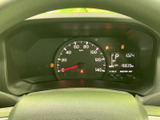 視認性の高いメーターパネルが、運転に必要な情報を的確に伝えます。走行距離も確認でき、安心のドライブをサポートします。