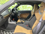 運転席からの視界は広く、運転操作もスムーズに行えます。快適なドライブをサポートする空間です。
