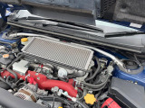 【STIタワーバー】お車の剛性を高めるタワーバーを装備。よりスムーズなコーナリング走行が可能となり、走りも楽しめます。