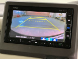 リバースギアに入れるだけで後方の表示へ切り替わります。夜間や雨の日の駐車も楽になりますよ。