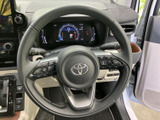 握りやすいステアリングは、運転操作をスムーズにします。オーディオやハンズフリー通話のスイッチも備え付けられており、運転中でも便利です。
