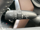 雨天時でもクリアな視界を確保。スムーズな操作で、快適な運転をサポートします。オート機能で、状況に応じて最適な拭き取りを行います。