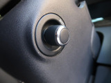 電動調整ステアリングコラム  『このレバーを使うことでハンドルの位置を前後上下に調整できます。更にシートメモリーと同時にハンドルの位置も記憶するので、大変便利な機能です。』