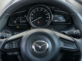 ステアリングスイッチで、先行車に自動追従するアダプティブクルーズコントロールが作動可能。設定した車速内での車間距離を自動で調整・維持。高速道路の渋滞時もアクセル・ブレーキ操作から解放されます。