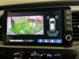 バックギアに入れますとご覧のような画像に自動的に切り替わります。車庫入れ時に役立ちます。