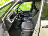 ドライバーズシートは、操作性の高いデザイン。快適なドライビングポジションで、運転に集中できます。