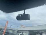 最近では付いてる車も多くなってきました。中古車ではまだまだ付いていればラッキーなドライブレコーダーです♪
