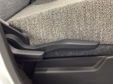 運転席にはドライバーの体型や好みに応じて前後方向だけでなく、高さの調整ができるシートリフターを装備!