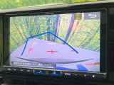 【バックカメラ】駐車時に後方がリアルタイム映像で確認できます。大型商業施設や立体駐車場での駐車時や、夜間のバック時に大活躍!運転スキルに関わらず、今や必須となった装備のひとつです!