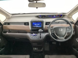 車内は光触媒抗菌消臭施工済です。スタイリッシュなデザインで暖かみのあるインパネ周りを演出します。グローブボックスやカップホルダーのほかにトレーなどたくさんの収納スペースが装備されています。