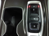 【エレクトリックギアセレクター】ドライバーが手の届きやすい 場所に集約配置シフト操作をスイッチ式にすることで先進的な見え方を 実現しました