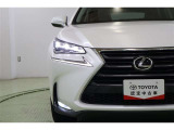 スタイリッシュな切れ長のデザインが人気のL字型三眼式ヘッドライトは環境に優しく経済的なLED。クリアなライトで明るく照らしてくれるので夜道も安心です。