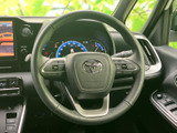 握りやすいステアリングは、運転操作をスムーズにします。操作性にも優れ、快適なドライビングをサポートします。