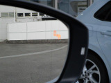 【ブラインドスポットモニター】左右斜め後ろを平行して走る車を認識し、車線変更の際に危険を察知するとドライバーへ警告を促します。夜雨トンネル内など走行時の環境が悪い時ほど便りになる安全装置です。