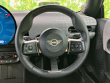 握りやすいステアリングは、運転の楽しさを向上させます。操作性にも優れており、快適なドライビングをサポートします。