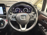 ハンドルにHondaセンシング系のクルーズコントロールやレーンキープアシストなどのスイッチと、オーディオの操作スイッチが装備されています。ハンドルから手を離さず安全に操作できます。