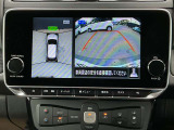 アラウンドビューモニターです。上空からお車の周りを見る感覚で表示されますので、車庫入れも安心です。