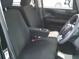 視界広々!ベンチシートで運転もしやすい前席!