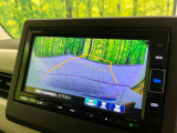 【バックカメラ】駐車時に後方がリアルタイム映像で確認できます。大型商業施設や立体駐車場での駐車時や、夜間のバック時に大活躍!運転スキルに関わらず、今や必須となった装備のひとつです!