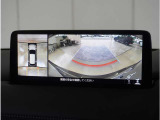 【360&deg;ビュー・モニター】クルマを真上から見たような俯瞰(ふかん)映像や助手席側のサイド映像など、視点を切り替えて表示。さまざまなアングルで視界をサポートします。