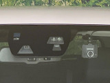 【スマートブレーキサポート】走行中に前方の車両等を認識し、衝突しそうな時は警報とブレーキで衝突回避と被害軽減をアシスト。より安全にドライブをお楽しみいただけます。