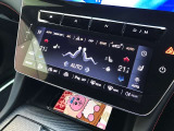 シフトスイッチやエアコンの操作パネル(コンフォートパネル)の下には、携帯電話のワイヤレスチャージャーを備えています