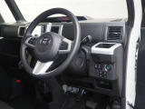 ・運転席の様子です。見通しの良いすっきりとした内装で運転しやすい空間となっております!