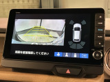 リバースギアに入れるだけで後方の表示へ切り替わります。夜間や雨の日の駐車も楽になりますよ。